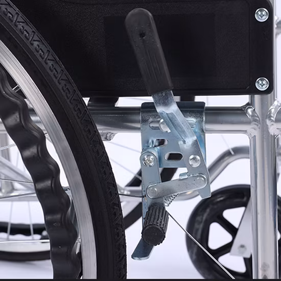 ソフトシートと手動車椅子を備えた障害のある高齢者用の24インチソリッドタイヤ折りたたみ車椅子